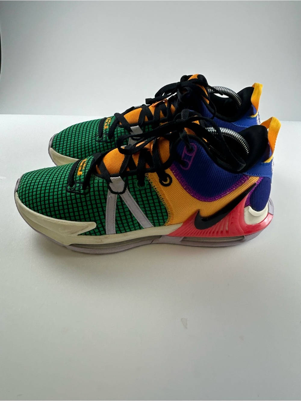Nike Men’s SZ 10.5 LeBron Witness 7 Vivid Purple Black Coral​ Basketball Shoe